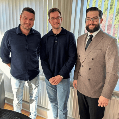4 Foto mit Käufer und Verkäufer beim Notar - Beurkundung Hausverkauf Göttingen